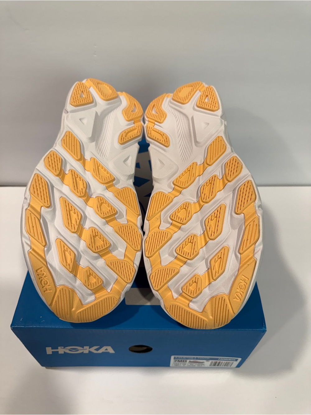 HOKA Clifton 9 Youth Size 7Y Fits Women’s 8.5 - 9 Pink Blue Yellow NIB - Picture 4 of 7